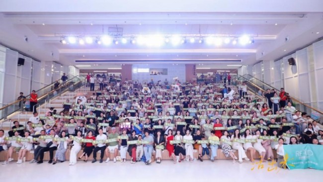 新书《活出来》深圳首发，12位女性觉醒故事引共鸣