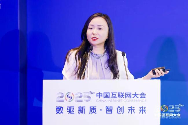 蚂蚁数科中国区业务发展部北区总经理童文霞作《以数助实·科技向未来——蚂蚁数科助力企业数智化转型》主题演讲 
