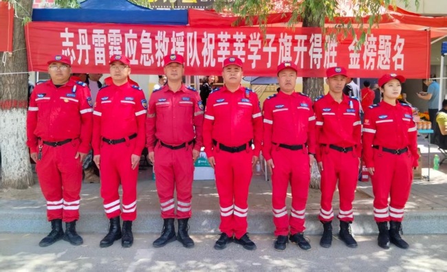 爱心送水解酷暑 笔墨寄愿助高考