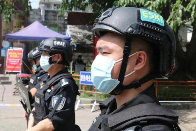 高考考场外，崩溃大哭的爸爸…