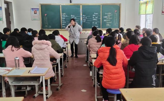 初中教师辞职信走红,看到收入校长无法反驳