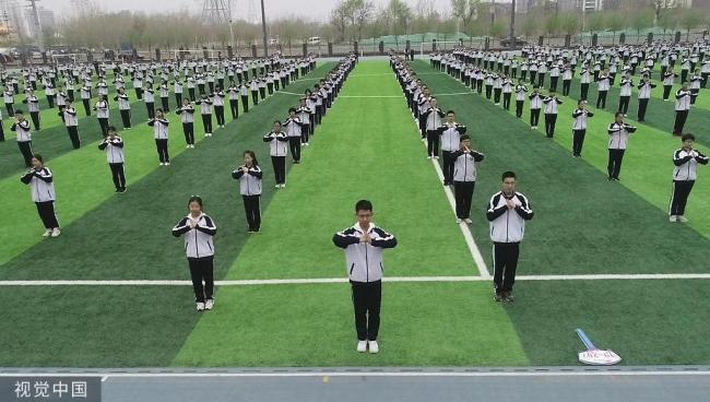 2021年3月26日，河北衡水中学操场上，同学们正在练习“少年拳”。中新社记者 崔志平 摄