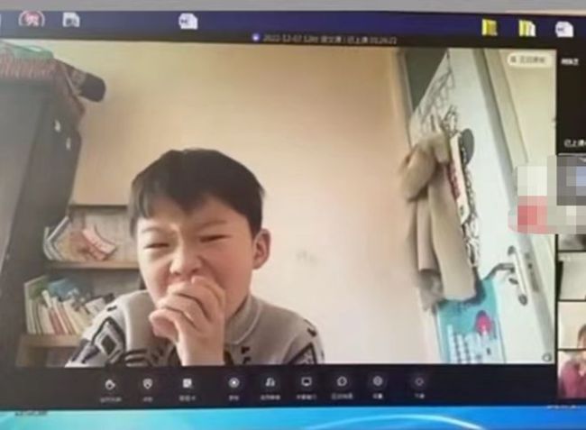 男孩上网课偷吃苹果，被老师发现后投放在主屏幕，结局叫人笑出声