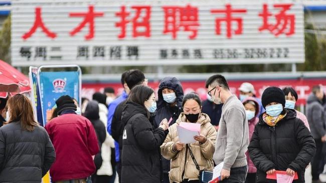 2023年2月24日，山东省青州市，求职者在一家人才招聘市场咨询了解用工信息。 视觉中国 图