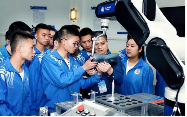 “职高”和“高中生”对比照,一样的青春不一样的命运!