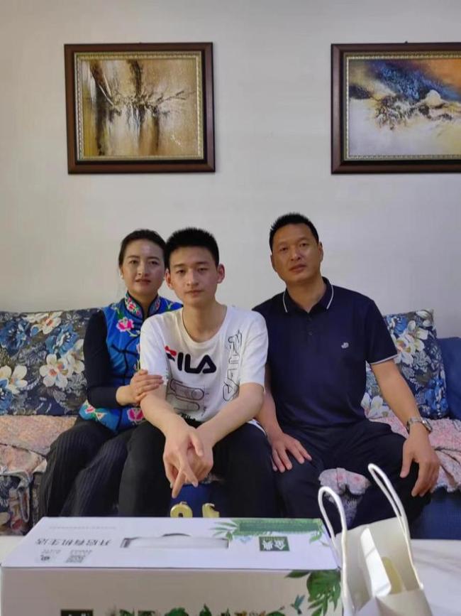 汶川地震“敬礼娃娃”郎铮高考637分：准备报北大