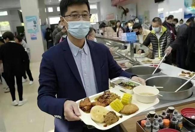 预制菜都进入了校园，网友：为何不进政府食堂？