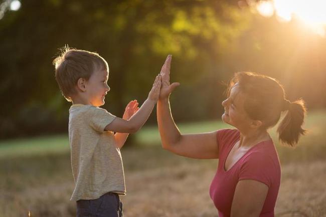 妈妈照着夸孩子100句念,孩子学习劲头十足,"夸娃神器"引发热议