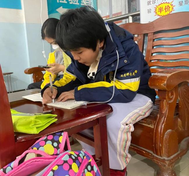 央视网回应不支持学生边输液边做题