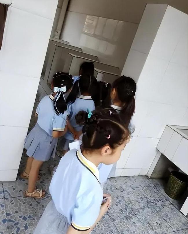 课间10分钟消失后，中小学流行起了厕所社交