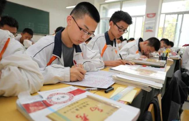文科都是服务业？张雪峰直播“黑”文科，劝退学生还是恨铁不成钢