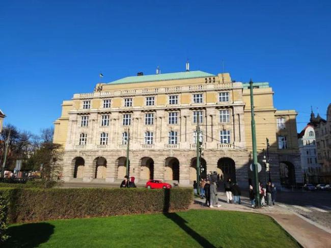 留学生:“我和史无前例的查理大学枪击案擦肩而过”