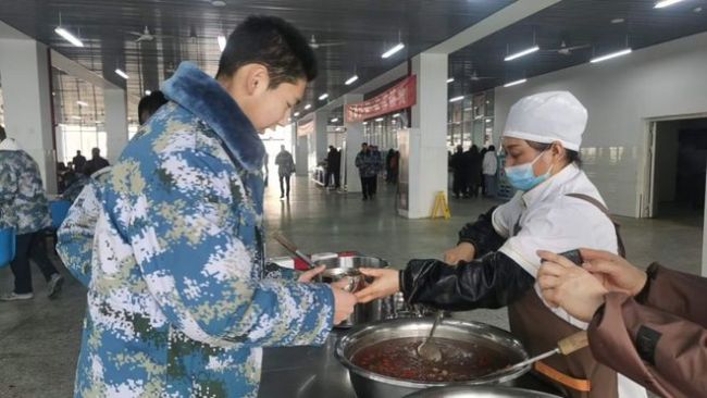 成都这些学校食堂，今天也做了腊八粥