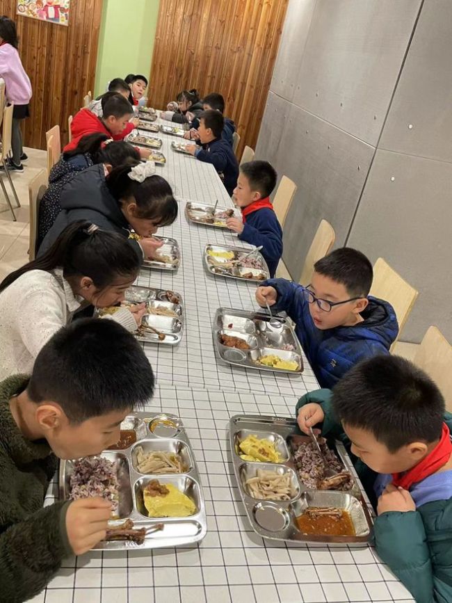 成都这些学校食堂，今天也做了腊八粥