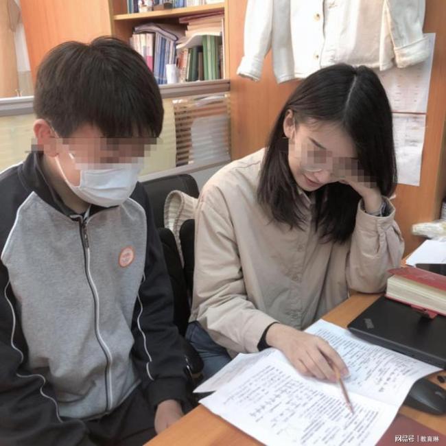 “我想你”这种话,30岁老师对16岁学生怎说得出口?