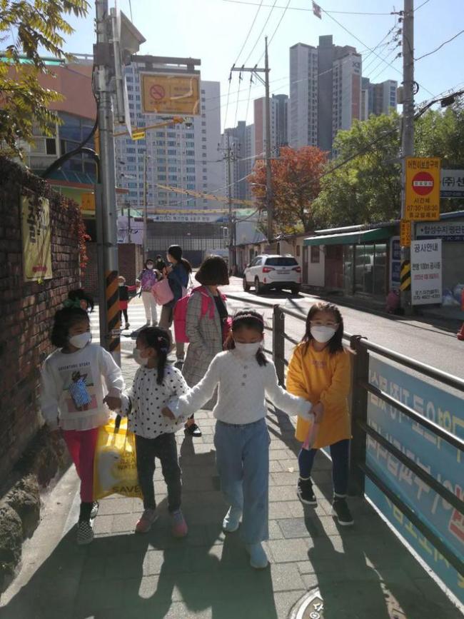 四年辗转三个国家四个城市，孩子上学怎么适应？