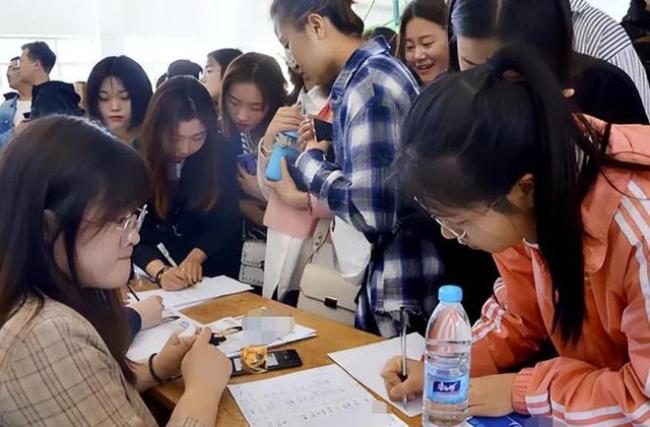 体制内和体制外对怀孕女性的态度，形成鲜明对比