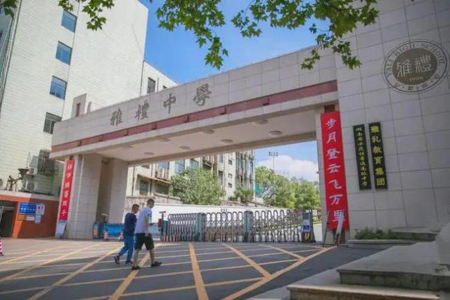 这是人才浪费,还是制造噱头?多所高中引进博士生当老师