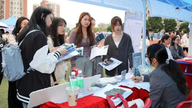 28岁女生国家奖学金、科研设计奖在手，投了8000份简历都石沉大海