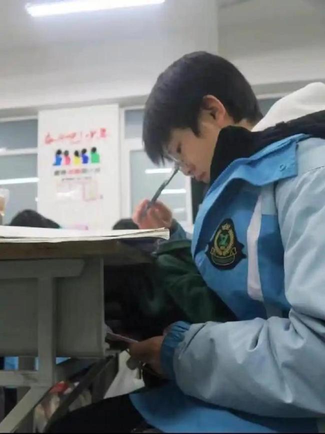 学生沉迷手机，班主任收了他的手机，家长索要，还以死亡相威胁