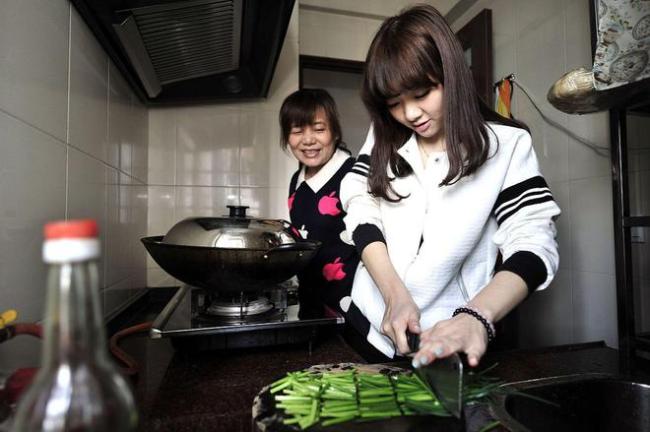 “新型啃老”正在蔓延:孩子不上班也不伸手要钱,家长还甘之如饴