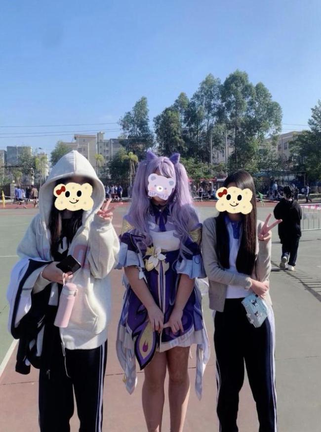 初中女生“自认很美”的3个行为，男生却看不懂，还会觉得很奇怪