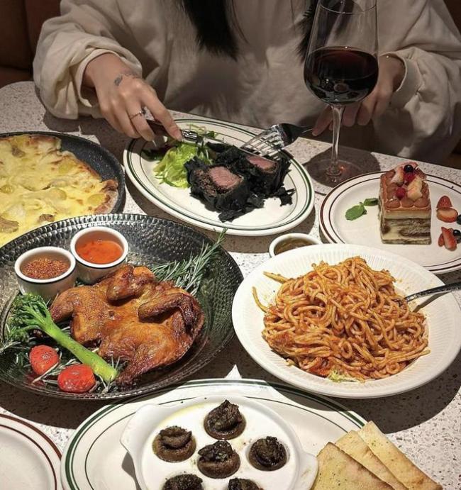 “好寒酸，妈妈吃西餐还要团购”，13岁女儿当场崩溃，网友却怒了