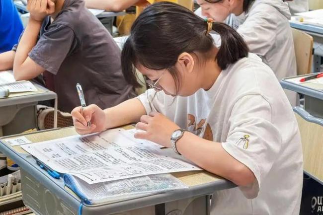 高考成绩还没出来,有学校就已经发出复读条件,家长：简直卷出天际
