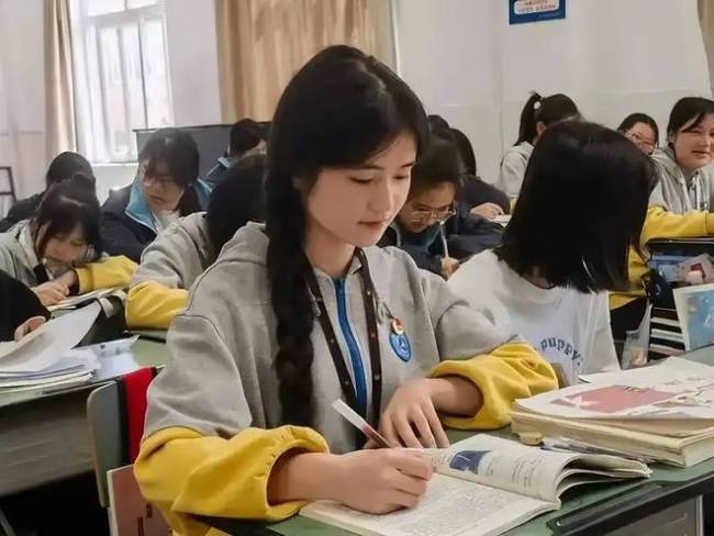 无语！考生中考一直睡觉，连叫5次还睡，家长却打市长热线举报