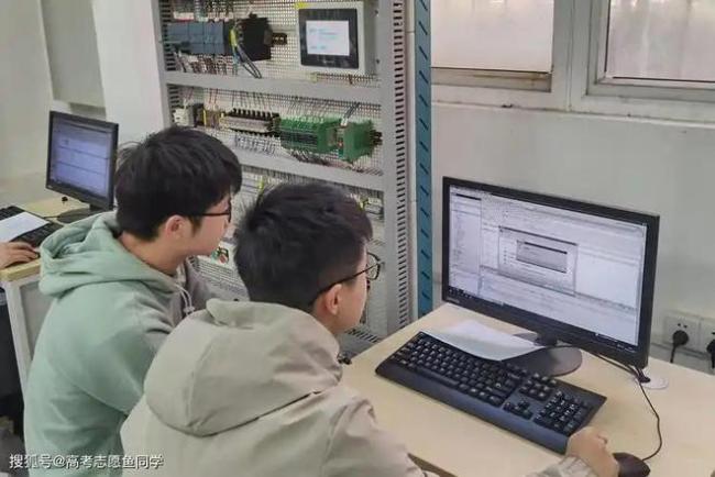 120万毕业生抢5%新增岗位，工科神话正在塌方