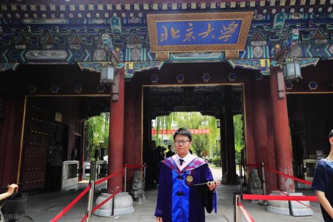 考生不报清北，学校发喜报透着怨怼，还有病句！