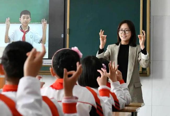 老师一瞪眼，家长就举报！家长群立刻炸锅：这算体罚吗？
