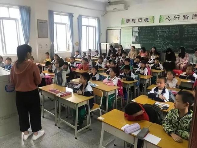 离谱！新入职老师开学第一天就和家长吵起来