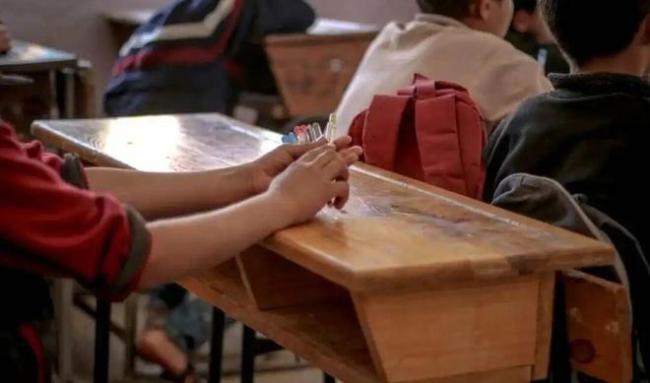 青春期孩子:社交恐惧,休学在家,家长要守住这3条线