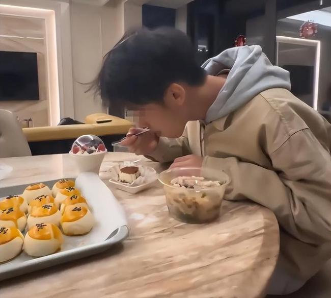 妈妈晒高二儿子吃宵夜，女网友眼睛看直了