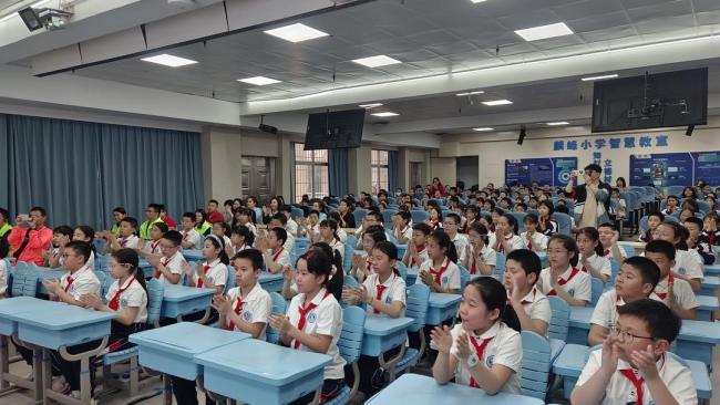 心系教育显担当 桌椅传情伴童行——厦门富桂通捐赠仪式在麟峰小学圆满举行