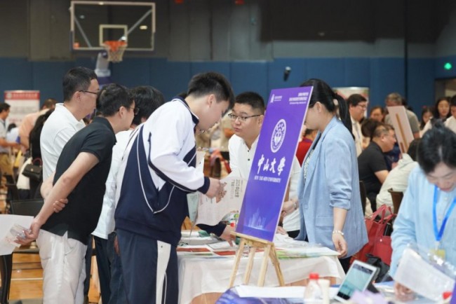 深圳民办学校首创！华朗学校举办大规模全国高校招生咨询会