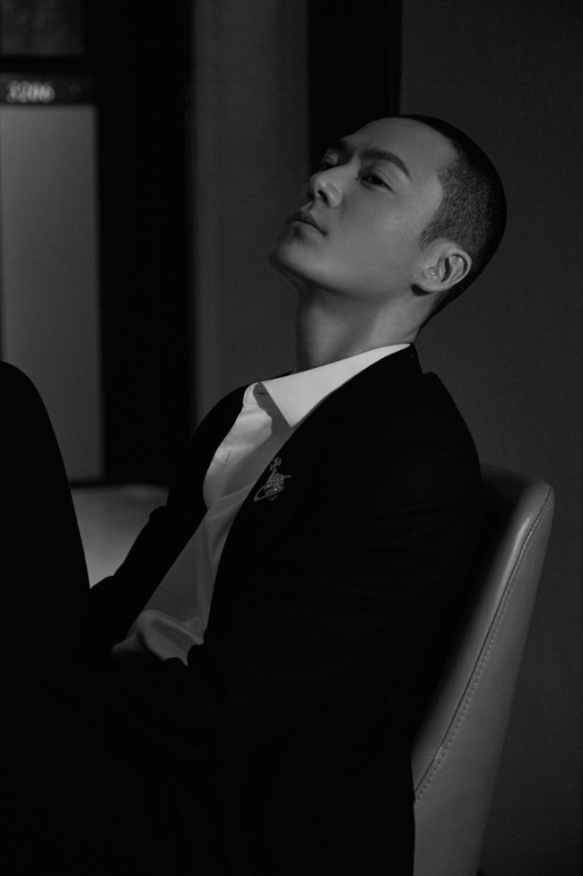 茅子俊曝黑色西装质感大片黑白光影定格优雅魅力