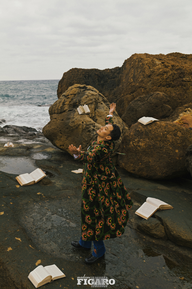 张震解锁全新海边大片 尽显“震”撼的魅力