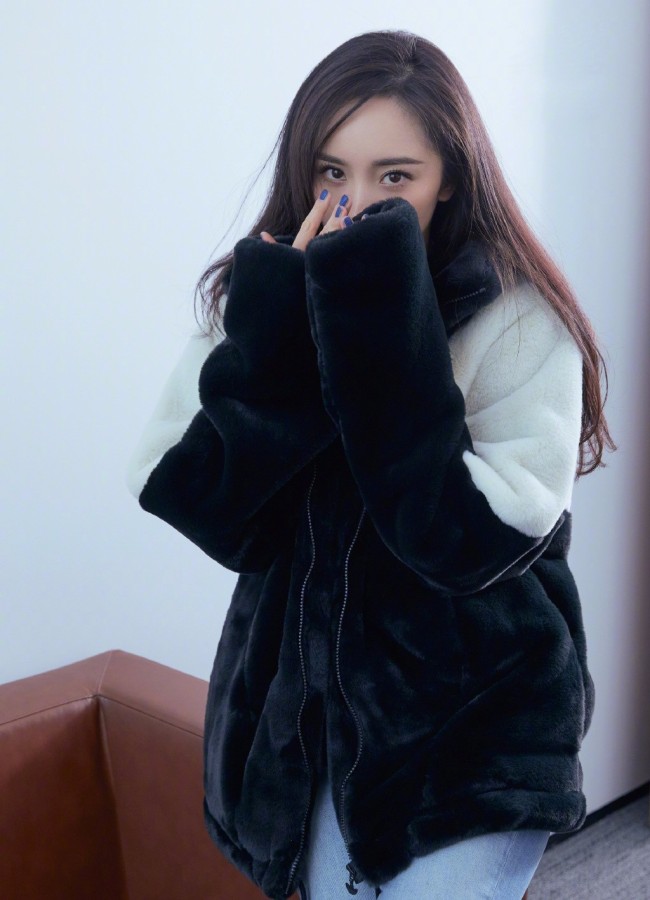 杨幂单手托腮玩眼神杀 抹蓝色指甲油抢镜