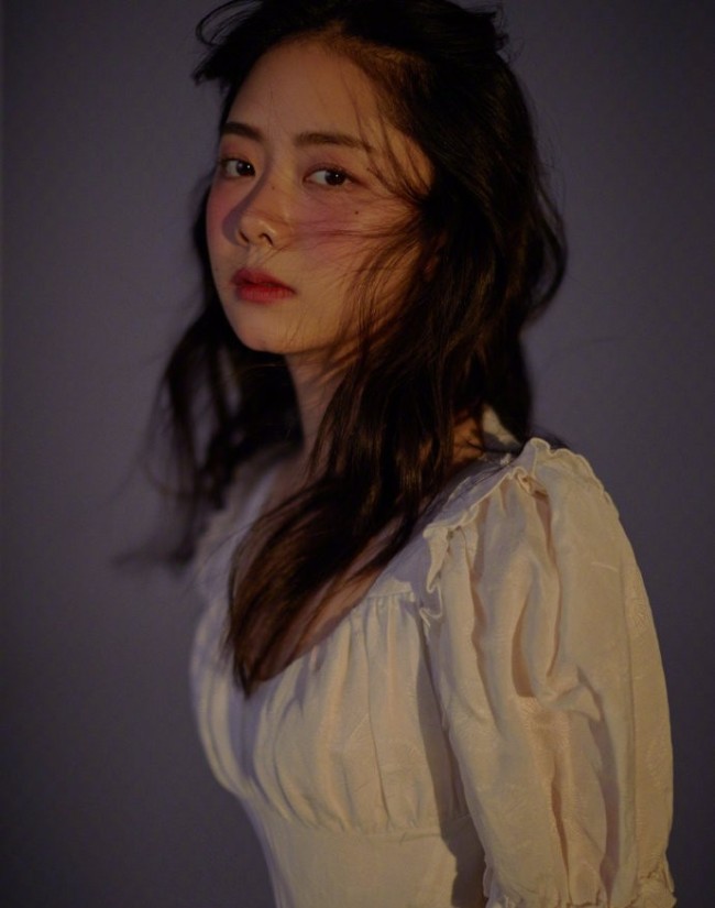 谭松韵化微醺妆配卷发 一袭白裙少女感满满