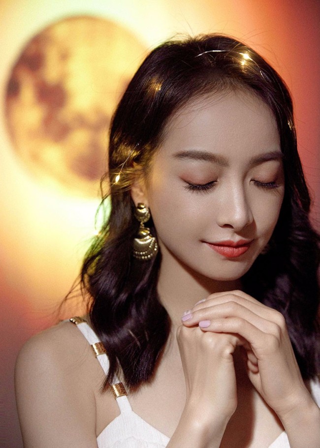 宋茜出席2021湖南卫视春晚 温柔颂歌漫游星海月光