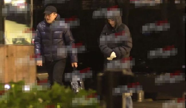李亚鹏前女友酒吧唱歌罕穿平底鞋 小腹微凸疑怀孕