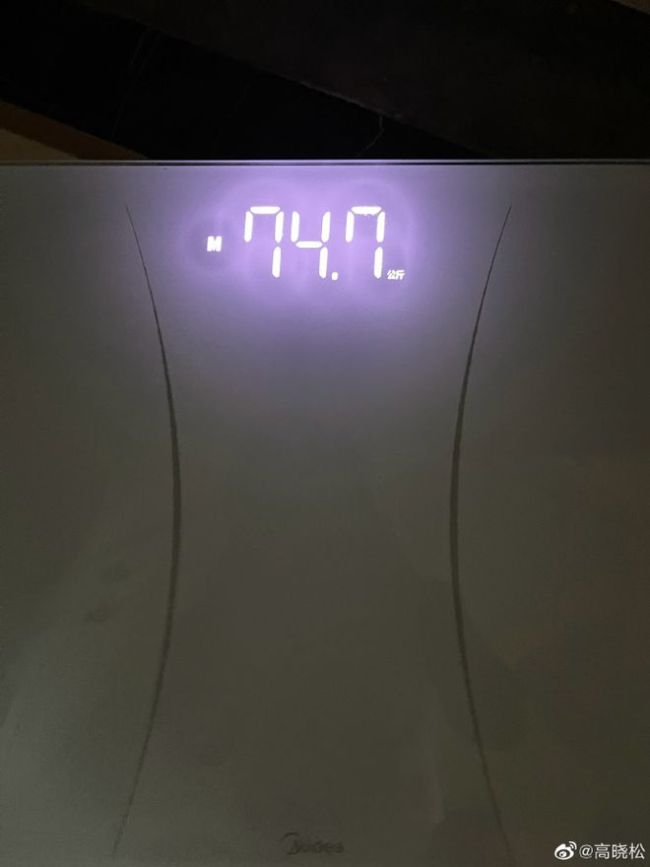 51岁高晓松近照瘦太多 穿紧身裤秀出一双筷子腿