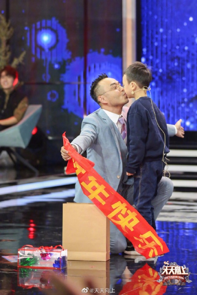 小沐沐和汪涵相似度惊人！汪涵儿子首露面走秀星范十足