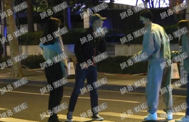 黄轩携女友与王凯聚餐到凌晨 勾肩搭背亲密无间