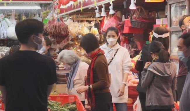 夫唱妇随！袁咏仪置办年货 张智霖开豪车当跟班