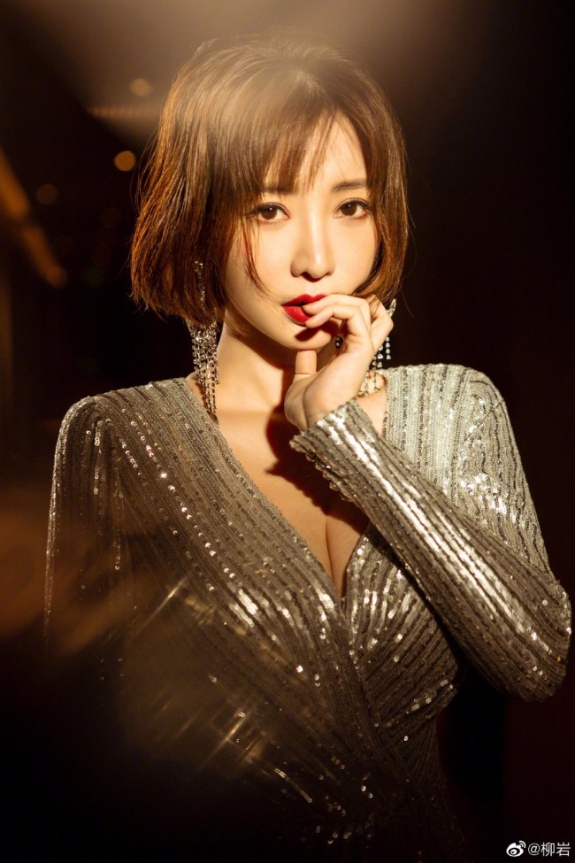 柳岩穿亮片鱼尾长裙秀S曲线 性感惹火