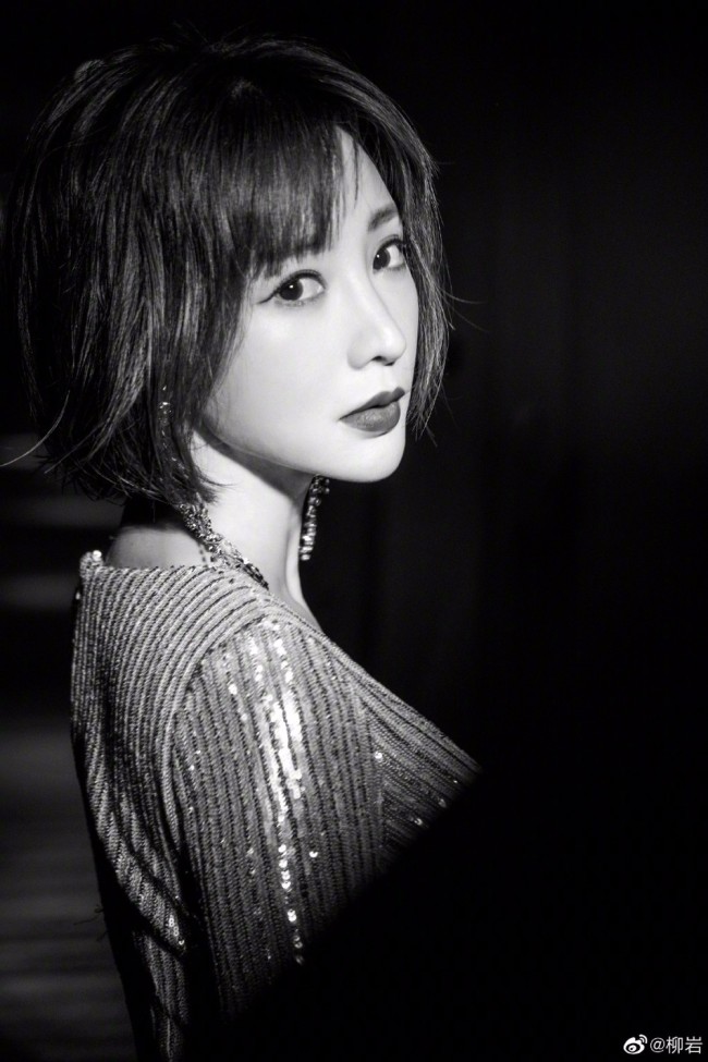 柳岩穿亮片鱼尾长裙秀S曲线 性感惹火