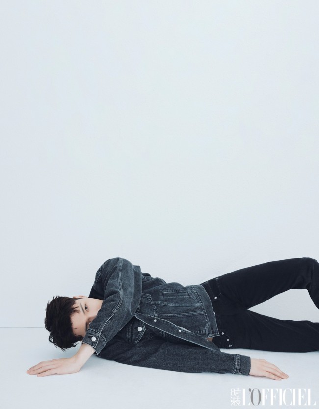 张艺兴时尚大片解锁开季封面 低调“炫腹”展不羁魅力